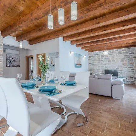 Delozija Villa *