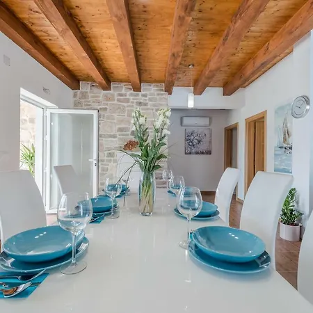 Delozija Villa *